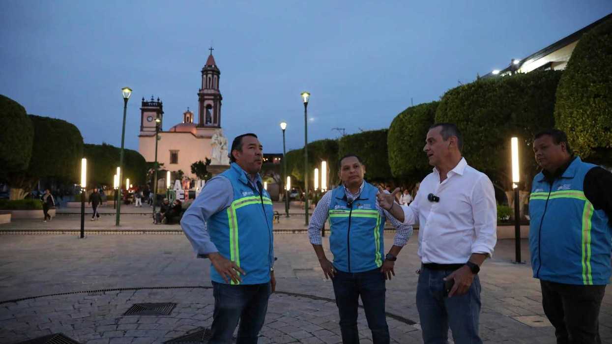 oberto Cabrera Valencia y funcionarios municipales supervisan las nuevas luminarias en el Centro Histórico de San Juan del Río.