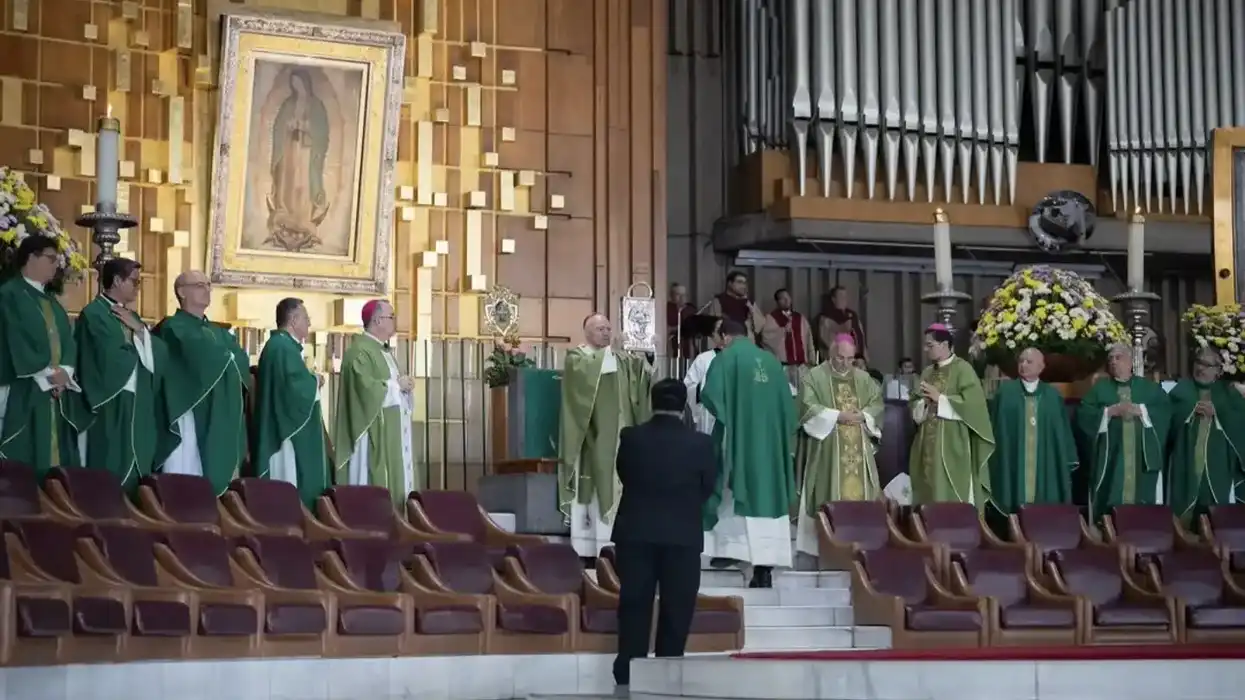 Obispos y sacerdotes participan en una celebración dentro de la Basílica de Guadalupe.