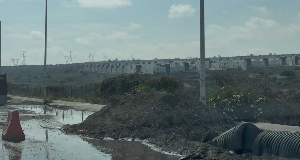 Obra de drenaje paralizada sobre prolongaci\u00f3n Constituyentes en El Marqu\u00e9s con un solo carril habilitado y zona inundada