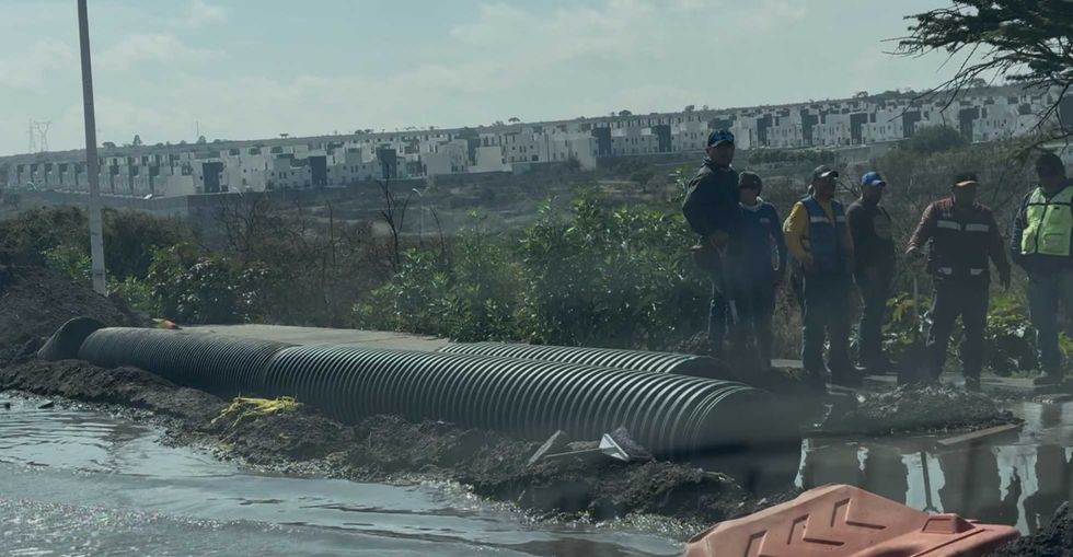 Obra de drenaje paralizada sobre prolongaci\u00f3n Constituyentes en El Marqu\u00e9s con un solo carril habilitado y zona inundada