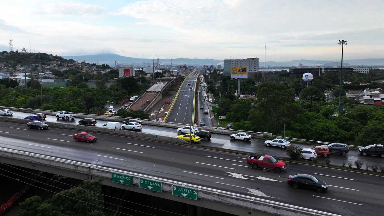 Obra de puente superior vehicular La Obrera mejorará movilidad en Querétaro.