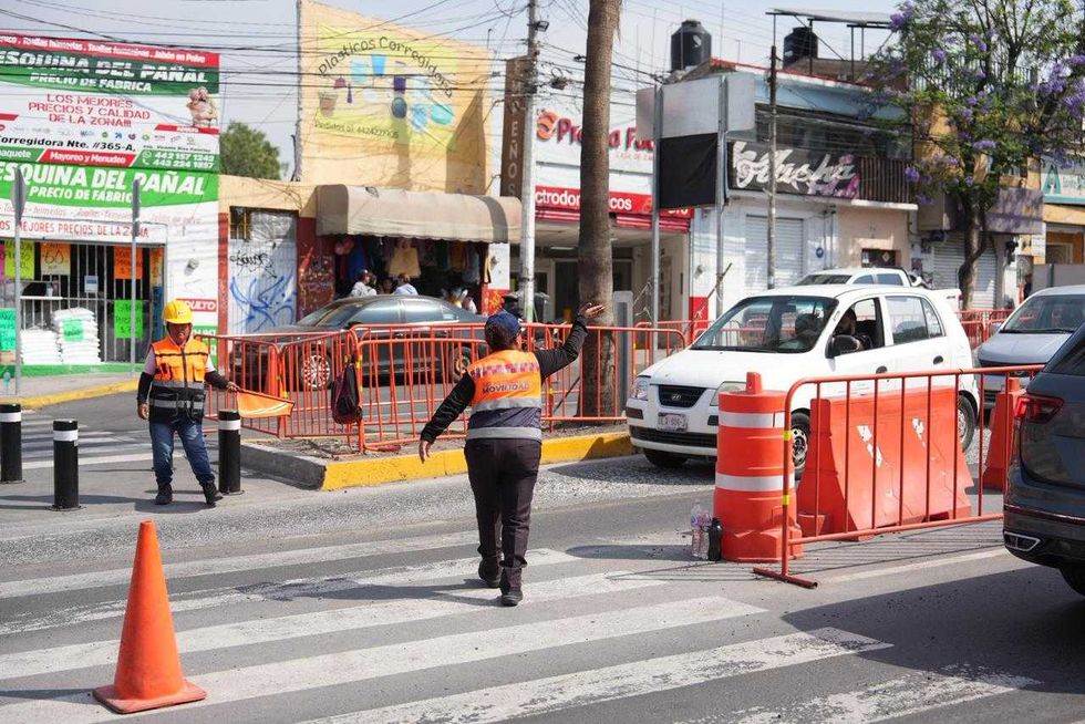 Obra del Tren M\u00e9xico-Quer\u00e9taro en avenida Corregidora Norte, zona El Cerrito, capital queretana