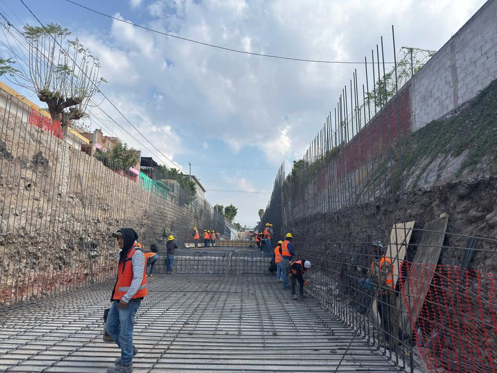 Obras de construcci\u00f3n del nuevo Dren Pe\u00f1uelas en Quer\u00e9taro con cajones de concreto para prevenir inundaciones por lluvias