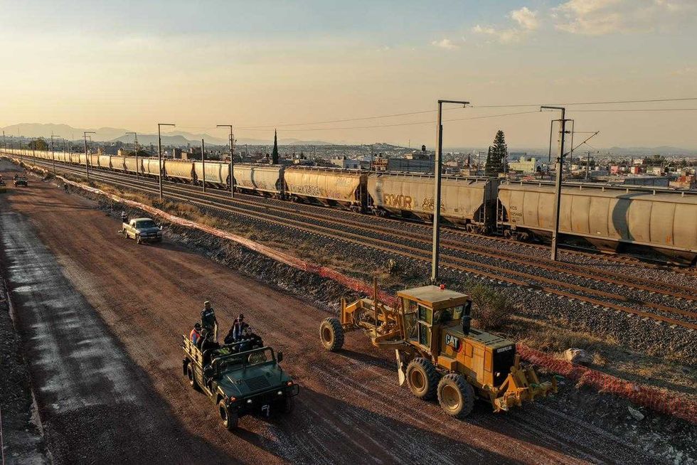 Obras de construcci\u00f3n del tren de pasajeros M\u00e9xico-Quer\u00e9taro en avenida Corregidora Norte con maquinaria pesada y se\u00f1alizaci\u00f3n vial en la capital queretana