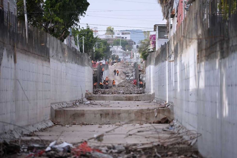 Obras de infraestructura hidrosanitaria en calle Obreros, colonia San Pedrito Pe\u00f1uelas, muestran cajones pluviales de gran capacidad.