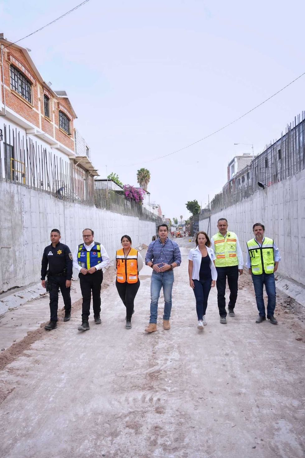 Obras de infraestructura hidrosanitaria en calle Obreros, colonia San Pedrito Pe\u00f1uelas, muestran cajones pluviales de gran capacidad.