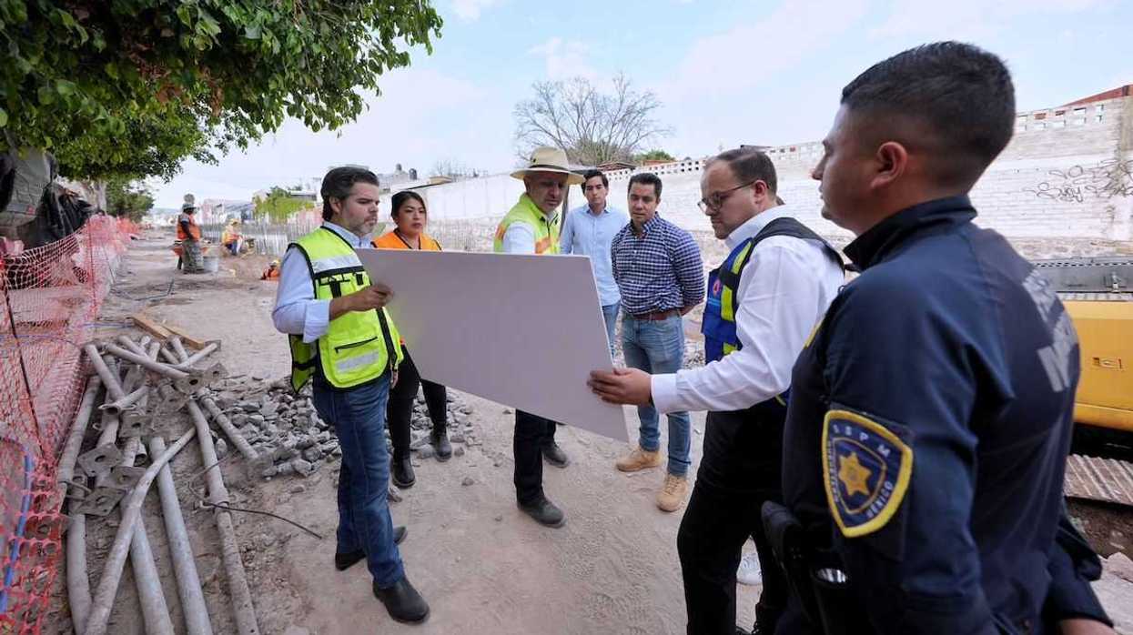 Obras de infraestructura hidrosanitaria en calle Obreros, colonia San Pedrito Peñuelas, muestran cajones pluviales de gran capacidad.