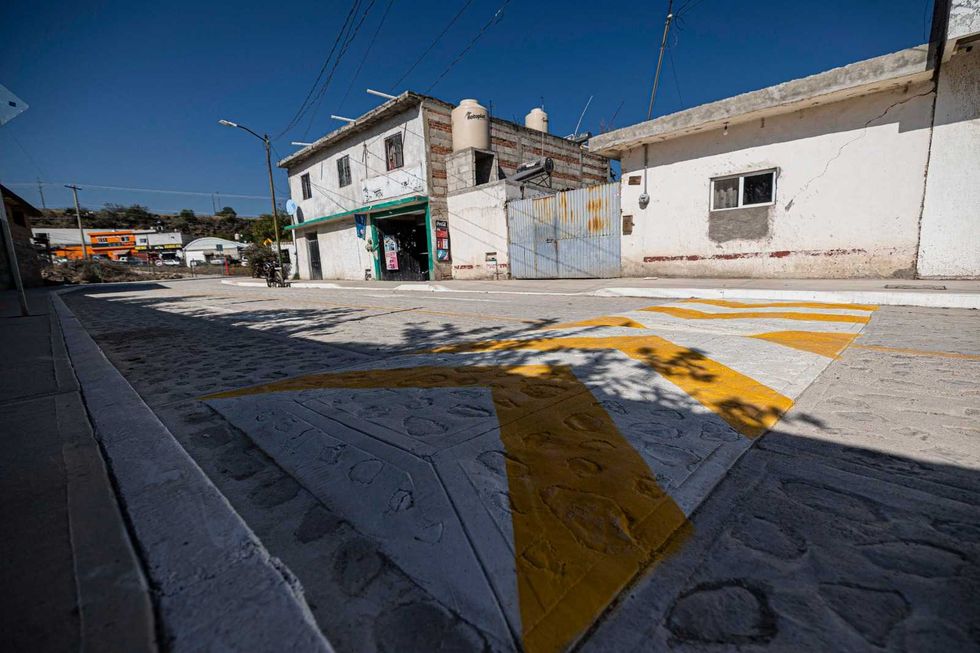 Obras de rehabilitaci\u00f3n urbana en colonia Vista Hermosa, San Juan del R\u00edo, con pavimento empedrado y banquetas nuevas financiadas con 11.6 mdp del gobierno estatal de Quer\u00e9taro