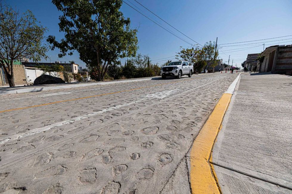 Obras de rehabilitaci\u00f3n urbana en colonia Vista Hermosa, San Juan del R\u00edo, con pavimento empedrado y banquetas nuevas financiadas con 11.6 mdp del gobierno estatal de Quer\u00e9taro