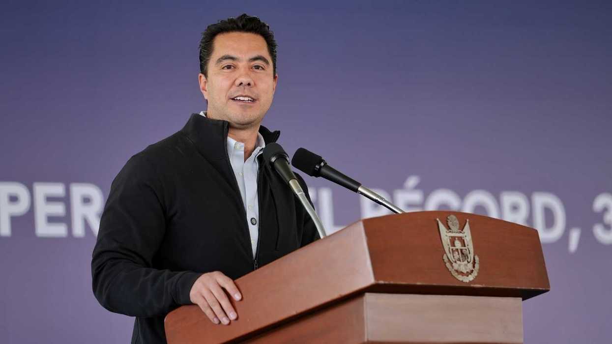 Obras del tren México-Querétaro en avenida Corregidora Norte zona El Cerrito en Querétaro capital