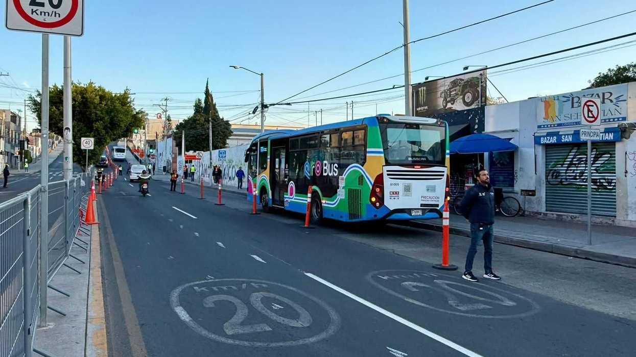 Obras del tren México-Querétaro generan cierre vial en Avenida Corregidora Norte zona del Cerrito