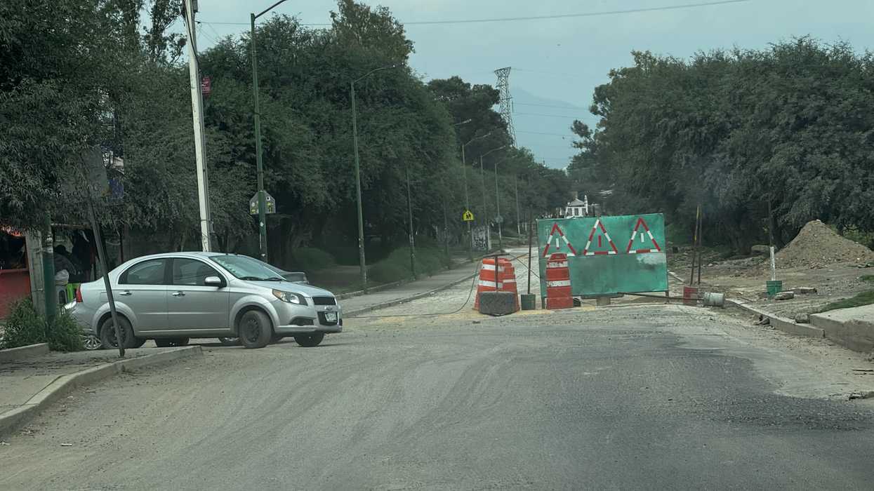 Obras en el acceso principal a La Estancia, San Juan del Río, previas a la inauguración del empedrado comunitario
