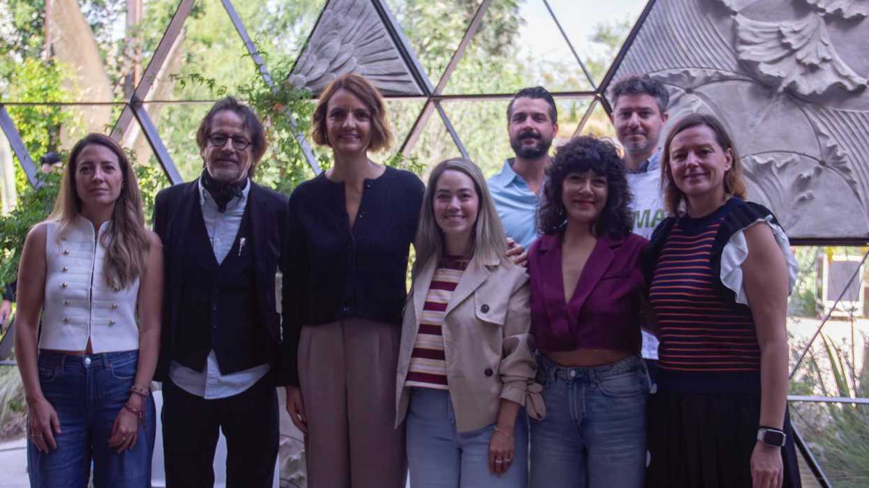 Ocho personas posan juntas tras la presentación de la agenda cultural del fin de semana en Querétaro