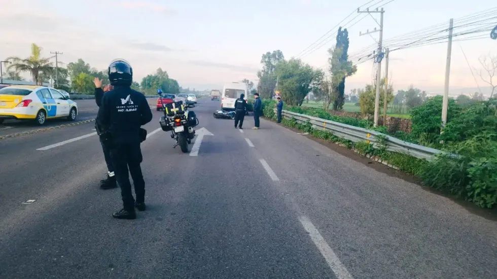 Oficial de la Secretar\u00eda de Movilidad dirige el tr\u00e1nsito junto a una motocicleta ca\u00edda en la carretera Estatal 210.