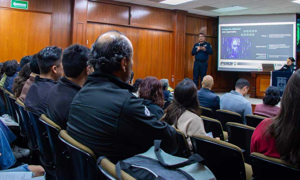 Oficiales de la Policía Cibernética Estatal comparten medidas preventivas con estudiantes de la Facultad de Derecho de la Universidad Autónoma de Querétaro.