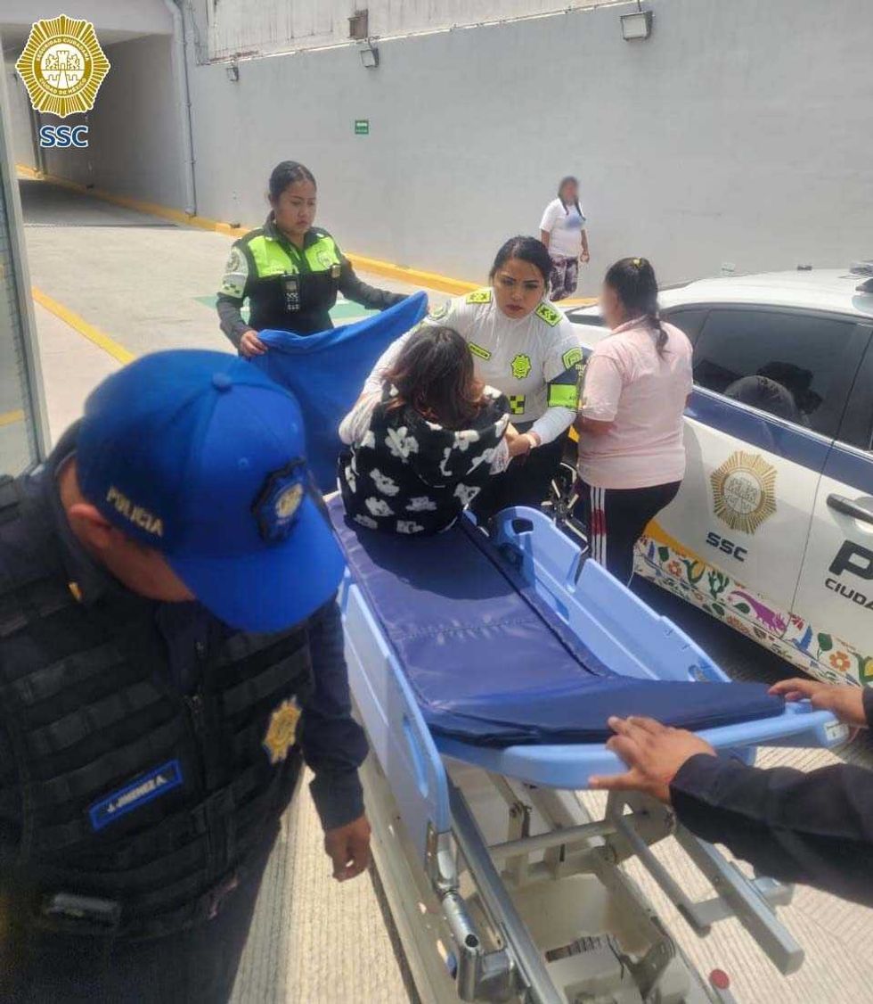 Oficiales de la SSC auxilian a mujer tras dar a luz dentro de una patrulla en la CDMX