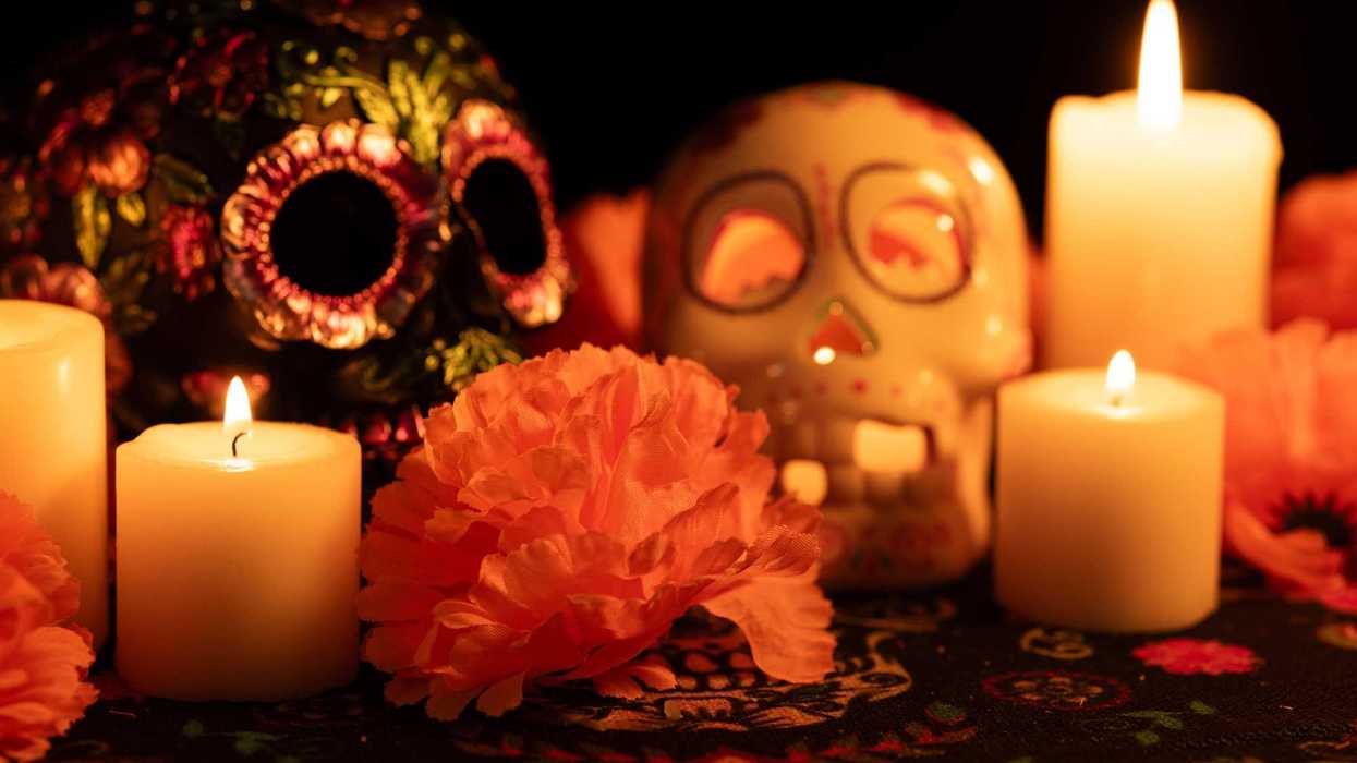 Ofrenda o decoración de Día de Muertos en el centro de San Juan del Río.