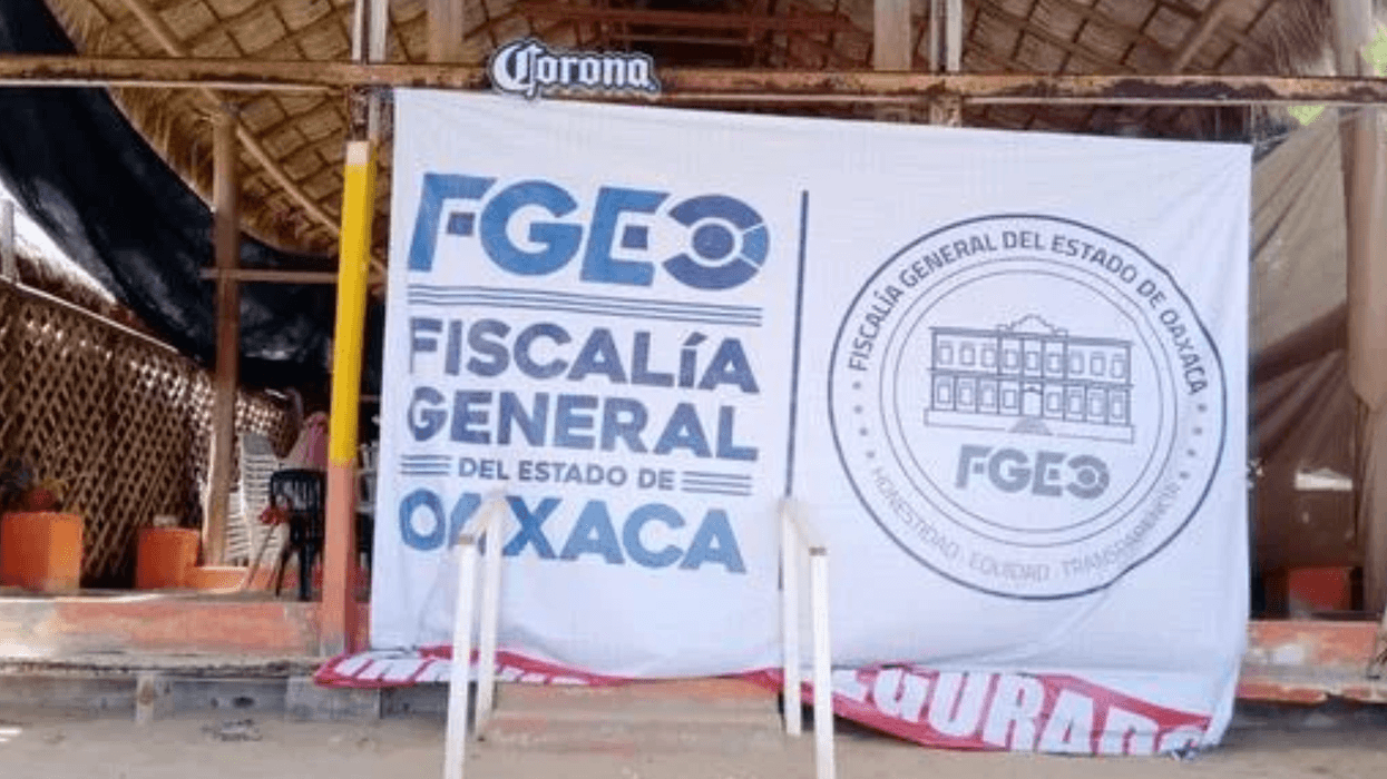 ona de la Fiscalía General del Estado de Oaxaca colocada en restaurante de playa Maguey, Huatulco, tras el desalojo denun