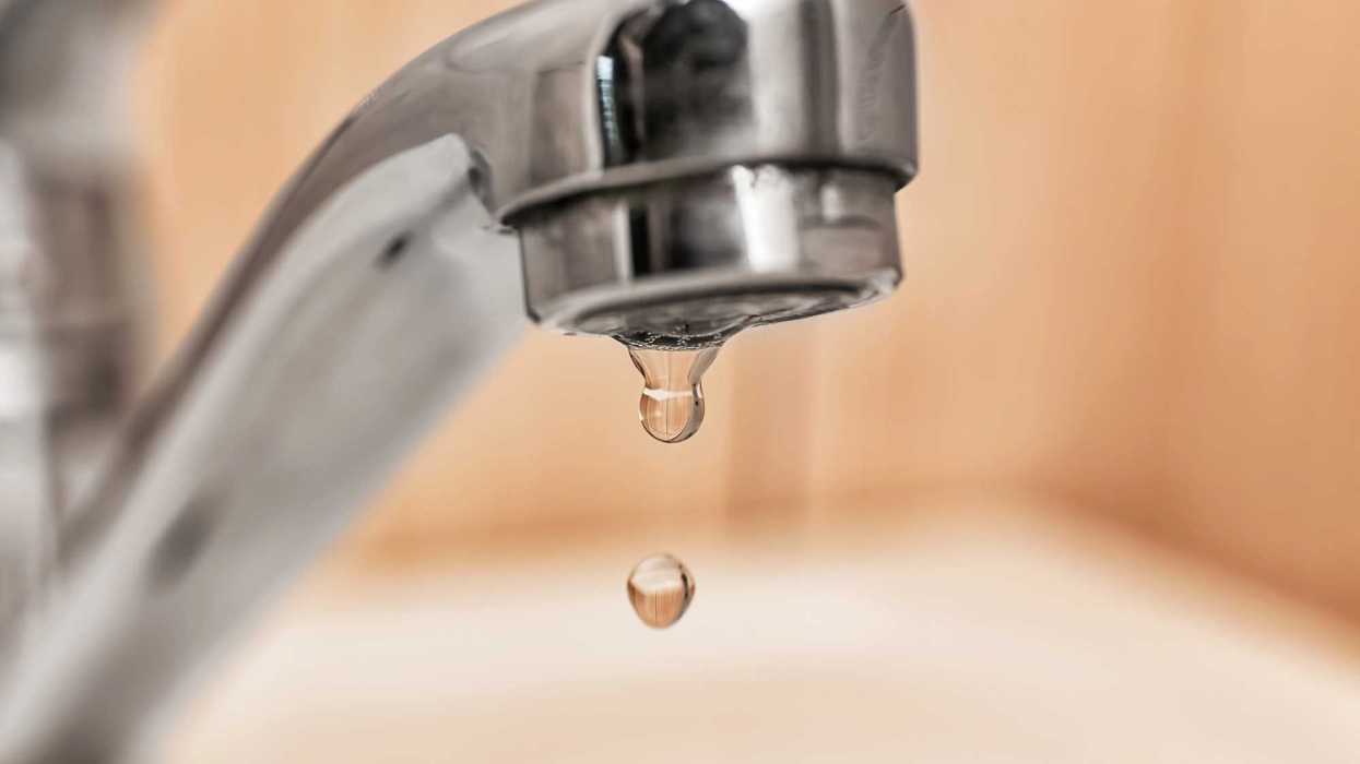 Operarios de JAPAM realizan trabajos de mantenimiento en red de agua potable en San Juan del Río, Querétaro