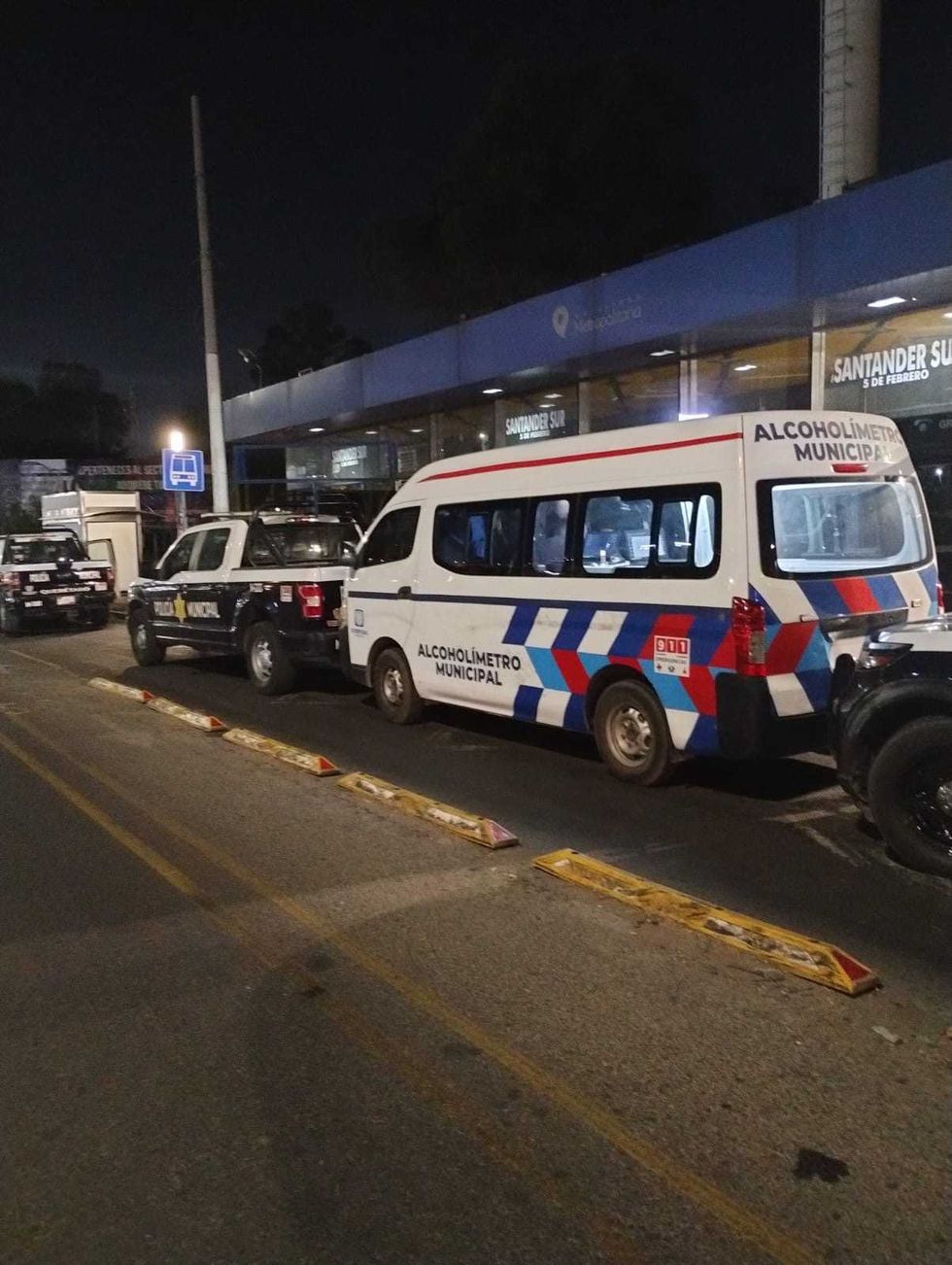Operativo alcohol\u00edmetro en Quer\u00e9taro donde autoridades municipales aplican pruebas de alcoholemia a conductores durante la noche