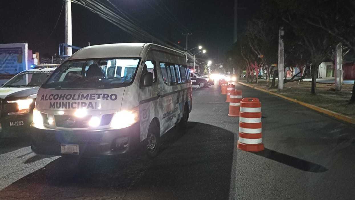 Operativo alcoholímetro en Querétaro donde autoridades municipales aplican pruebas de alcoholemia a conductores durante la noche