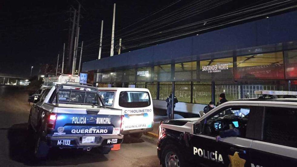 Operativo alcoholímetro en Querétaro donde autoridades realizan pruebas a conductores.