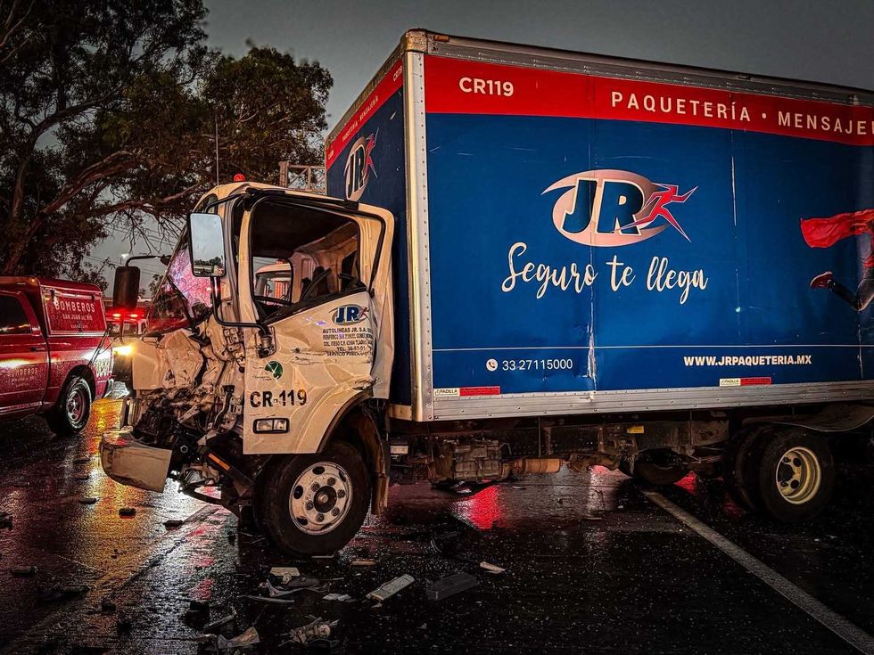 Operativo de Bomberos de San Juan del R\u00edo tras accidente vehicular m\u00faltiple en la carretera federal 57 a la altura del km 165