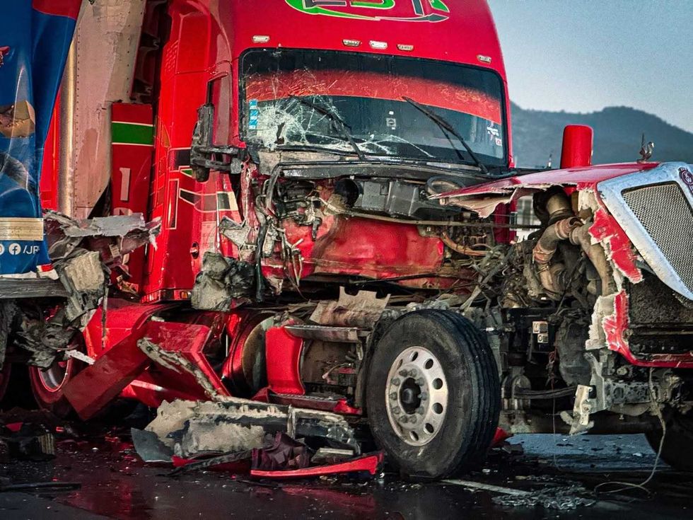 Operativo de Bomberos de San Juan del R\u00edo tras accidente vehicular m\u00faltiple en la carretera federal 57 a la altura del km 165