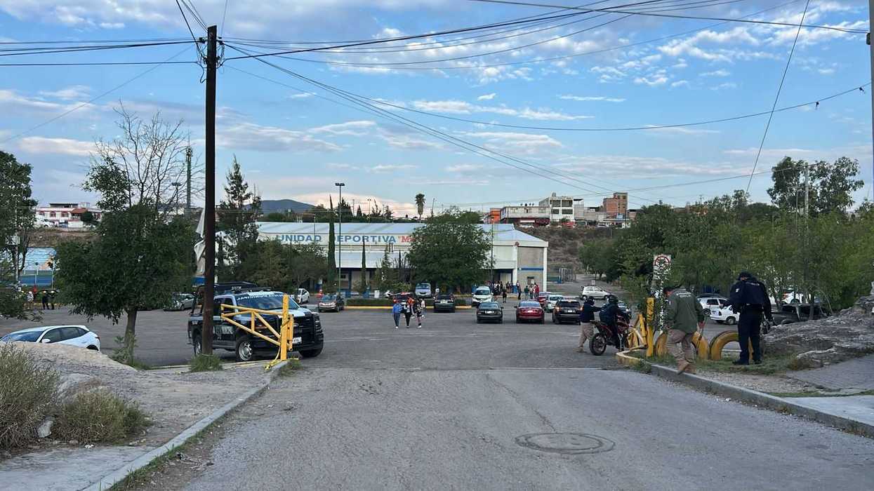 Operativo de Bomberos y Protección Civil en estacionamiento de Unidad Deportiva Maquío tras picadura de abejas en San Juan del Río