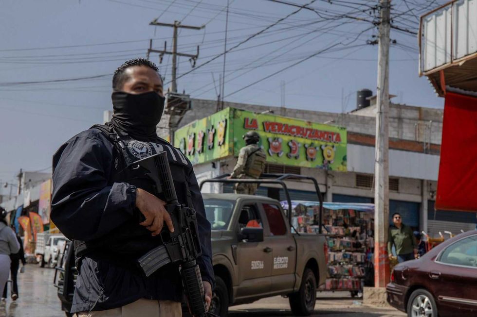 Operativo de cateo en bodegas de la Central de Abastos en Quer\u00e9taro con droga y dinero asegurados