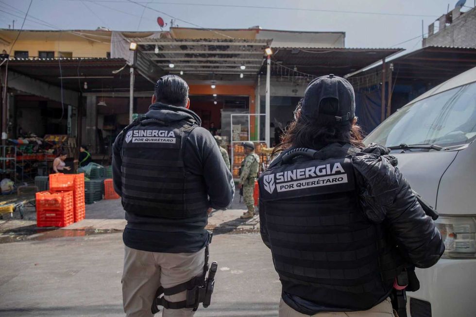 Operativo de cateo en bodegas de la Central de Abastos en Quer\u00e9taro con droga y dinero asegurados