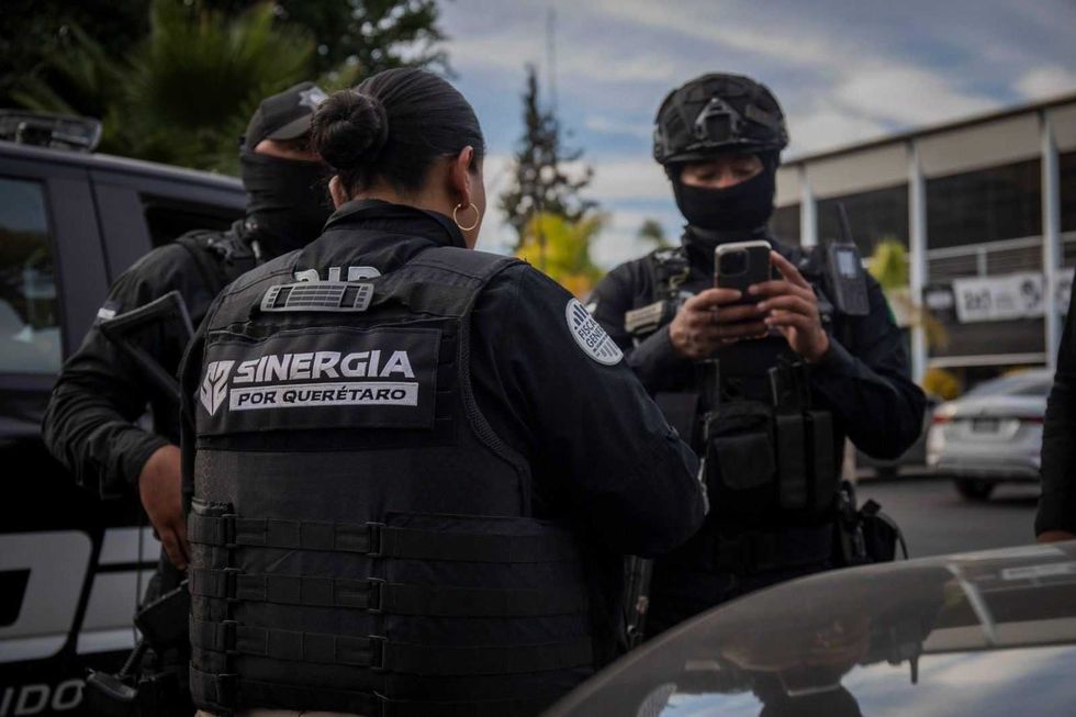 Operativo de cateo en financiera de veh\u00edculos por fraude en colonia El Retablo, Quer\u00e9taro, con participaci\u00f3n de Fiscal\u00eda y polic\u00edas