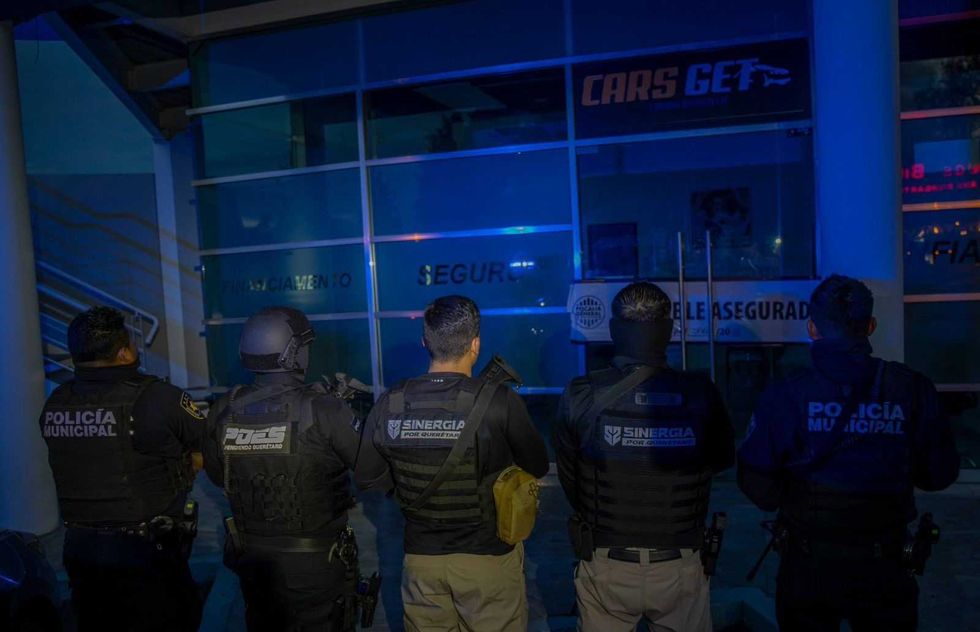 Operativo de cateo en financiera de veh\u00edculos por fraude en colonia El Retablo, Quer\u00e9taro, con participaci\u00f3n de Fiscal\u00eda y polic\u00edas