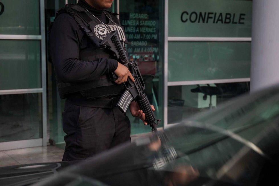 Operativo de cateo en financiera de veh\u00edculos por fraude en colonia El Retablo, Quer\u00e9taro, con participaci\u00f3n de Fiscal\u00eda y polic\u00edas