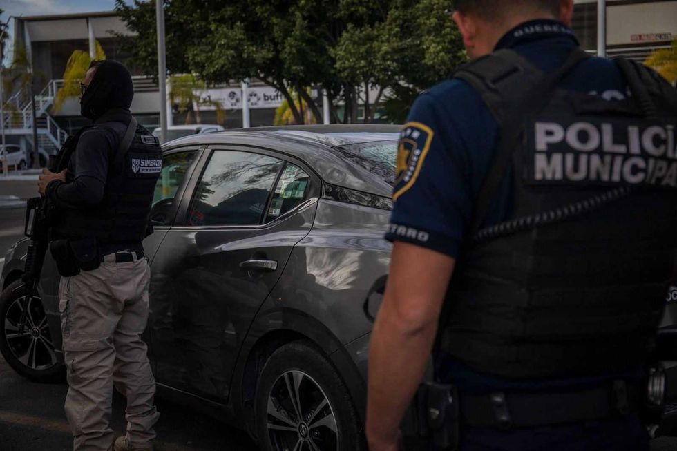 Operativo de cateo en financiera de veh\u00edculos por fraude en colonia El Retablo, Quer\u00e9taro, con participaci\u00f3n de Fiscal\u00eda y polic\u00edas