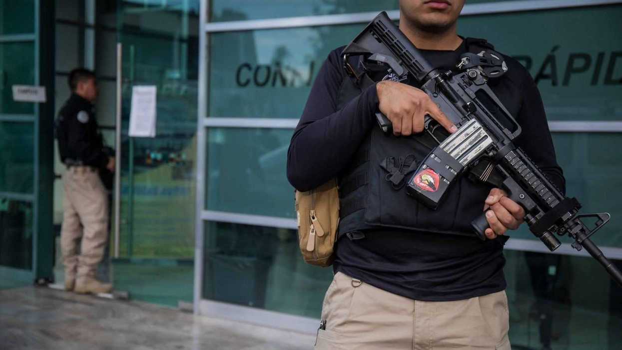 Operativo de cateo en financiera de vehículos por fraude en colonia El Retablo, Querétaro, con participación de Fiscalía y policías