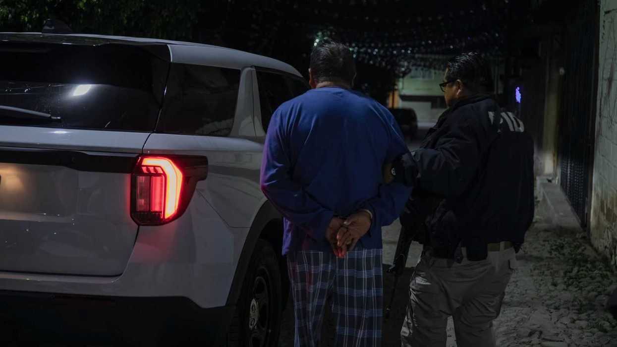 Operativo de cateo en Querétaro donde la Fiscalía Estatal lidera acciones contra el crimen organizado.