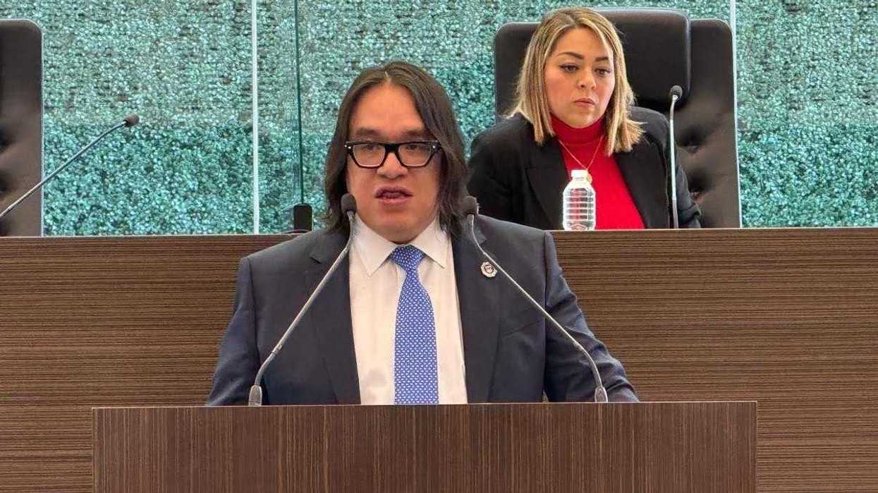 Operativo de cateo y aseguramiento de drogas y armas en Querétaro durante estrategia Sinergia 2025.