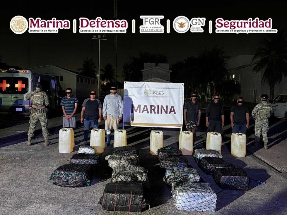 Operativo de la Secretar\u00eda de Marina para aseguramiento de coca\u00edna frente a costas de L\u00e1zaro C\u00e1rdenas Michoac\u00e1n