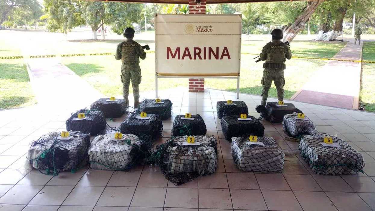 Operativo de la Secretaría de Marina para aseguramiento de cocaína frente a costas de Lázaro Cárdenas Michoacán