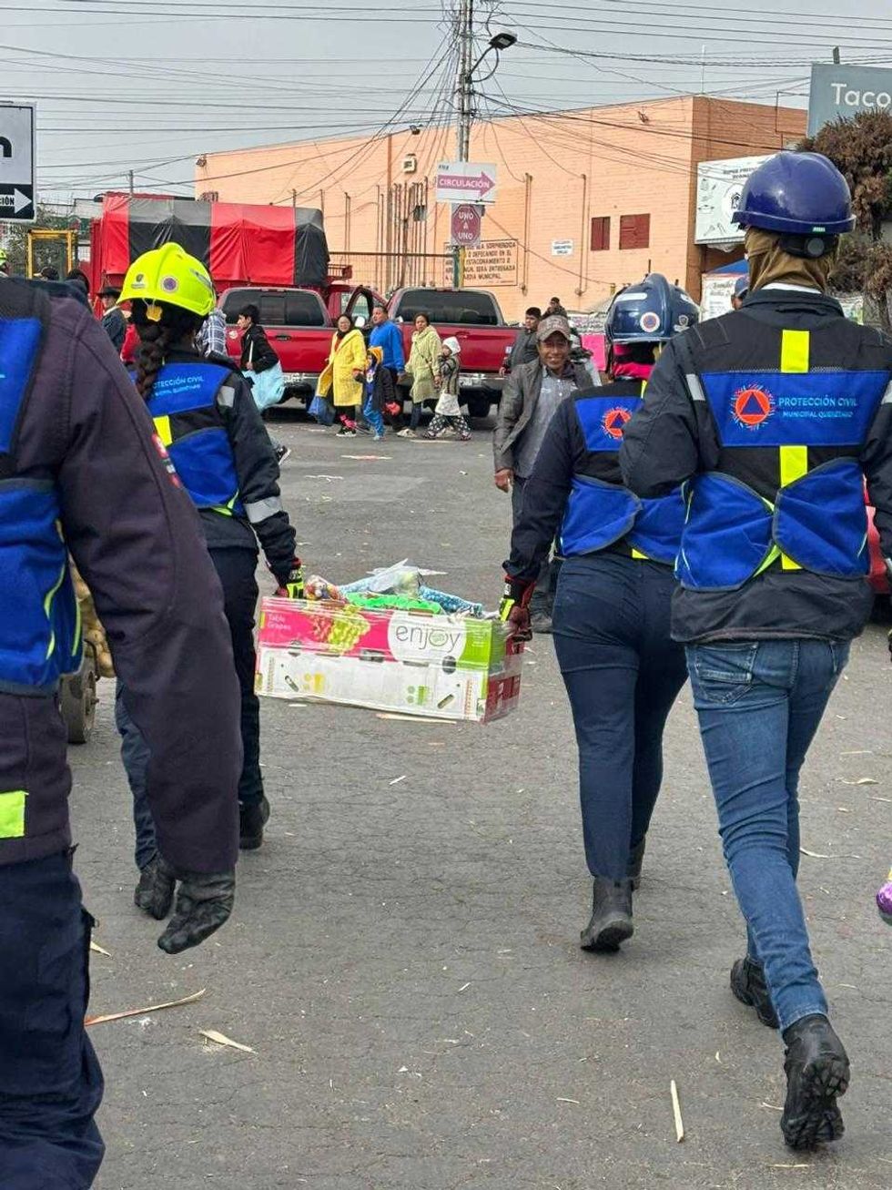Operativo de Protecci\u00f3n Civil en Mercado de Abastos de Quer\u00e9taro decomisa pirotecnia ilegal durante despliegue de seguridad.