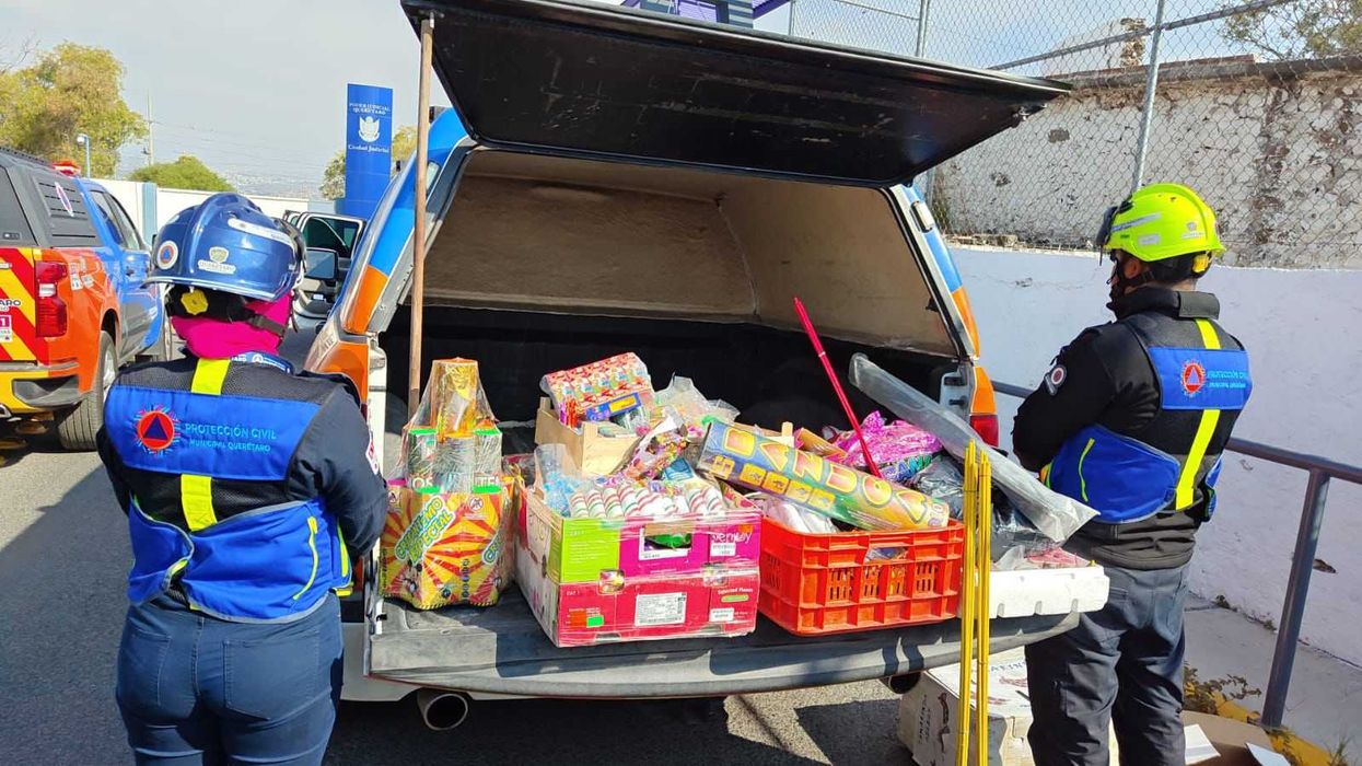 Operativo de Protección Civil en Mercado de Abastos de Querétaro decomisa pirotecnia ilegal durante despliegue de seguridad.