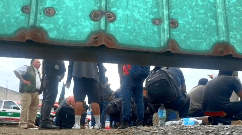 Operativo de rescate de migrantes en tr\u00e1iler asegurado en corral\u00f3n de Xalapa, Veracruz