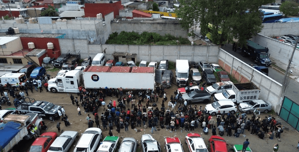 Operativo de rescate de migrantes en tr\u00e1iler asegurado en corral\u00f3n de Xalapa, Veracruz