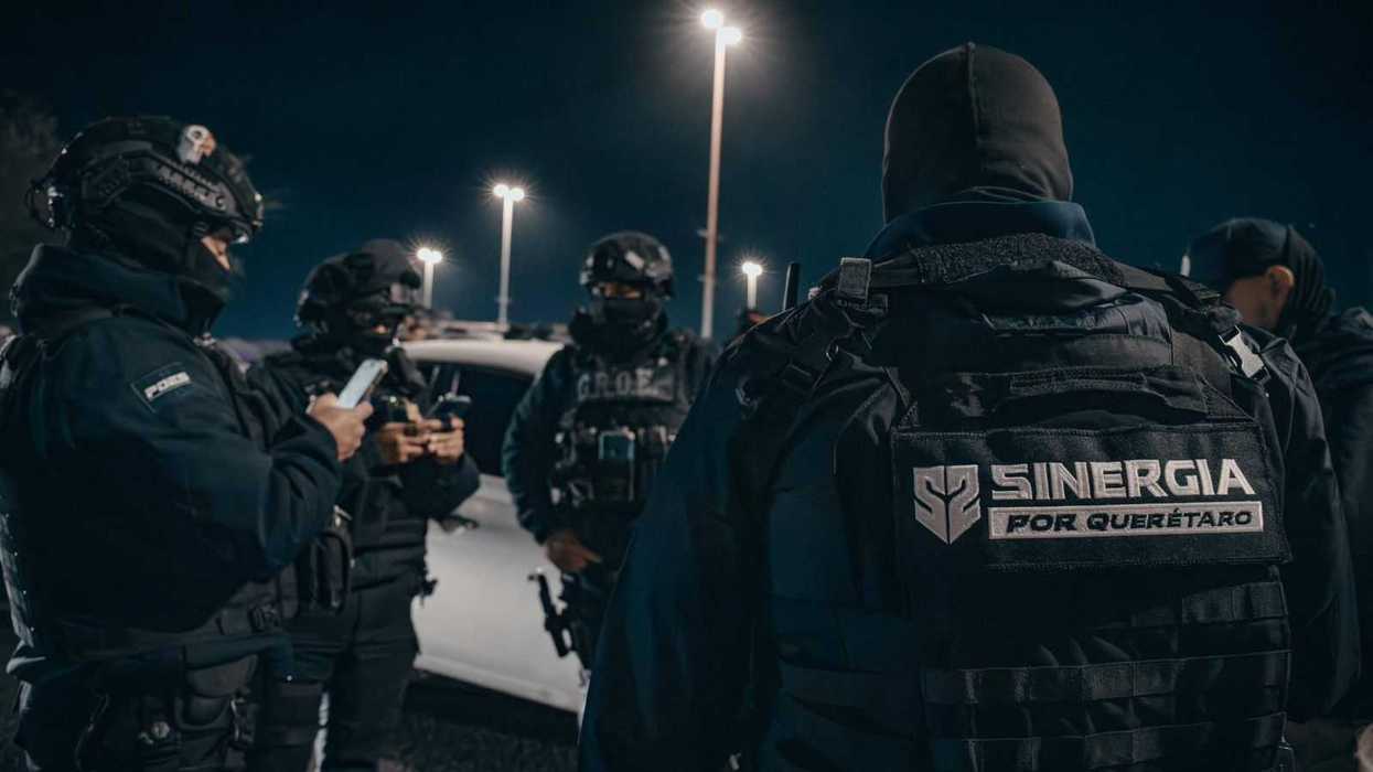 Operativo de seguridad con elementos policiales y vehículos asegurados durante cateos de la estrategia Sinergia en San Juan del Río, Querétaro, febrero 2026