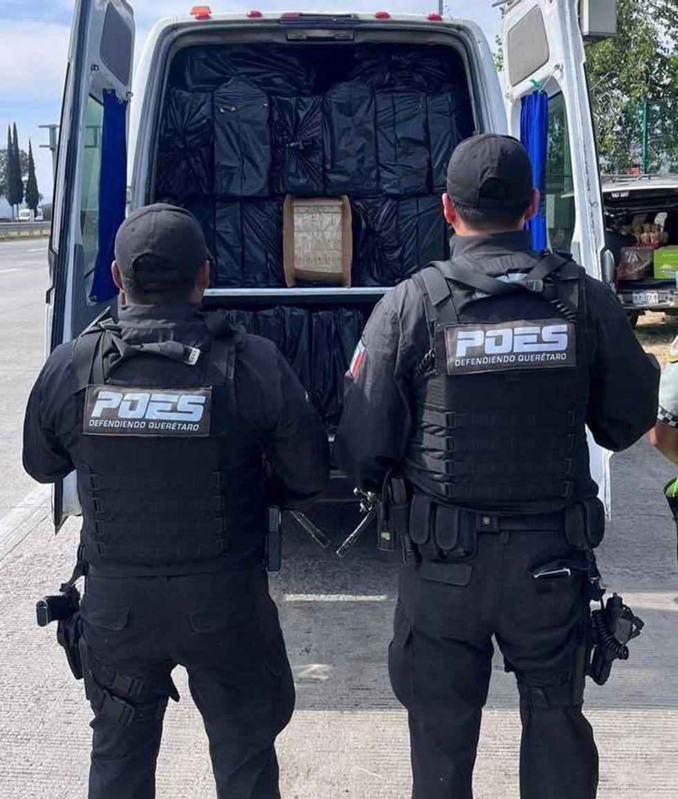 Operativo de seguridad de la Divisi\u00f3n For\u00e1nea de la polic\u00eda estatal en San Juan del R\u00edo con aseguramiento de cigarros de contrabando