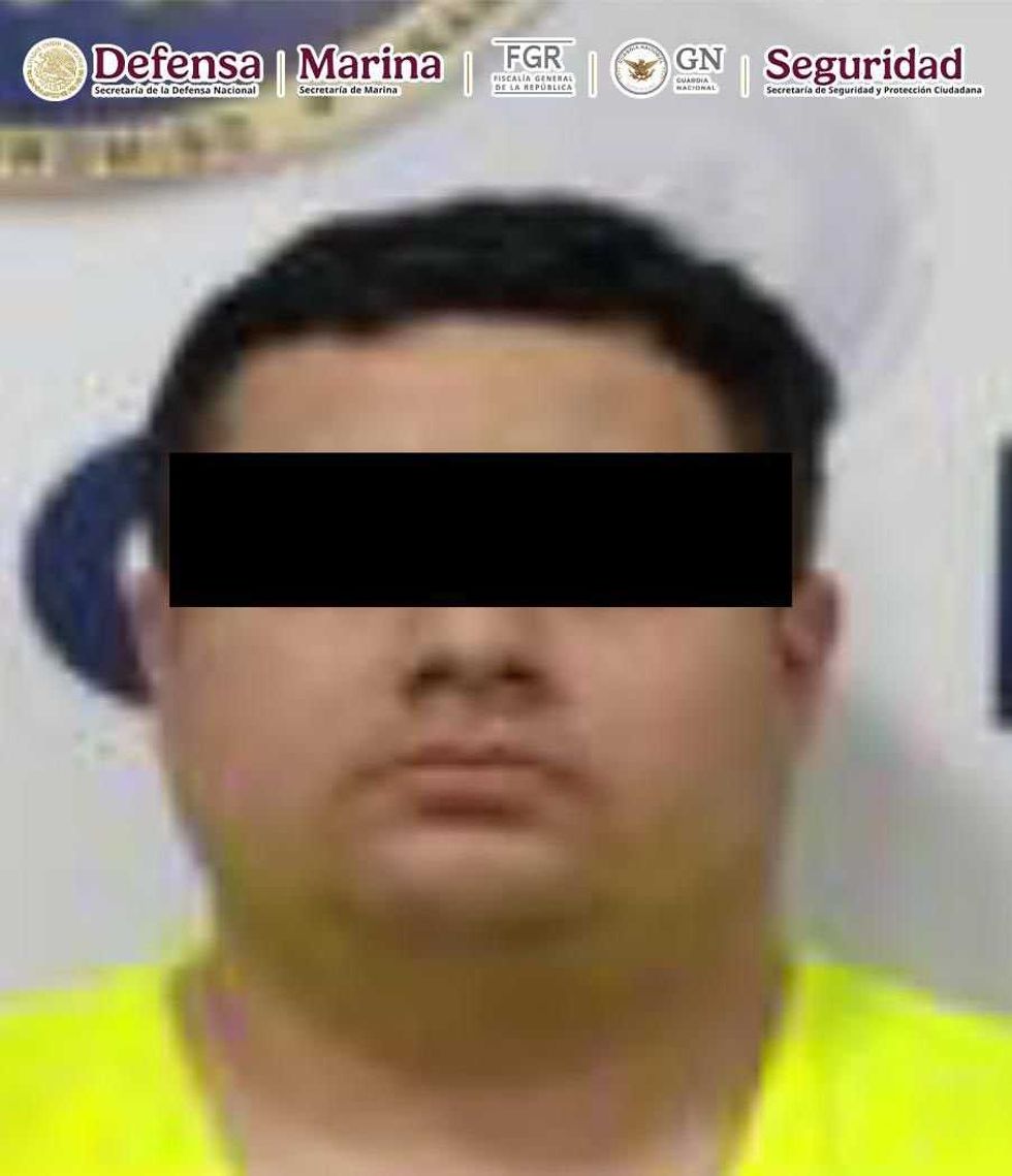 Operativo de seguridad en Macuspana, Tabasco. Las autoridades capturaron a Eduardo Alberto "N" alias "El Luki" junto a dos c\u00f3mplices y aseguraron 60 dosis de coca\u00edna.