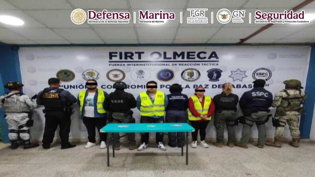Operativo de seguridad en Macuspana, Tabasco. Las autoridades capturaron a Eduardo Alberto "N" alias "El Luki" junto a dos cómplices y aseguraron 60 dosis de cocaína.