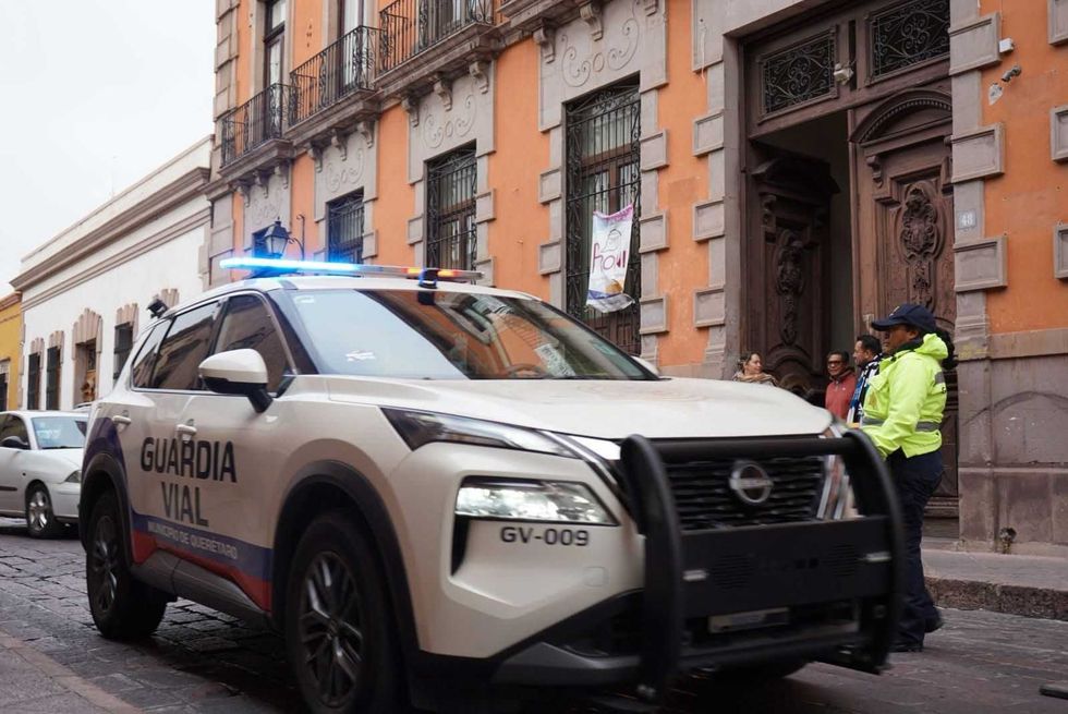 Operativo de seguridad p\u00fablica en Quer\u00e9taro con elementos policiales patrullando zona urbana