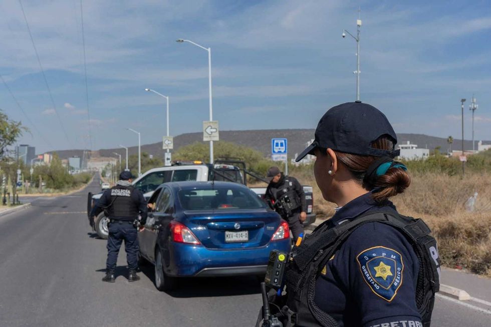 Operativo de seguridad p\u00fablica en Quer\u00e9taro con elementos policiales patrullando zona urbana